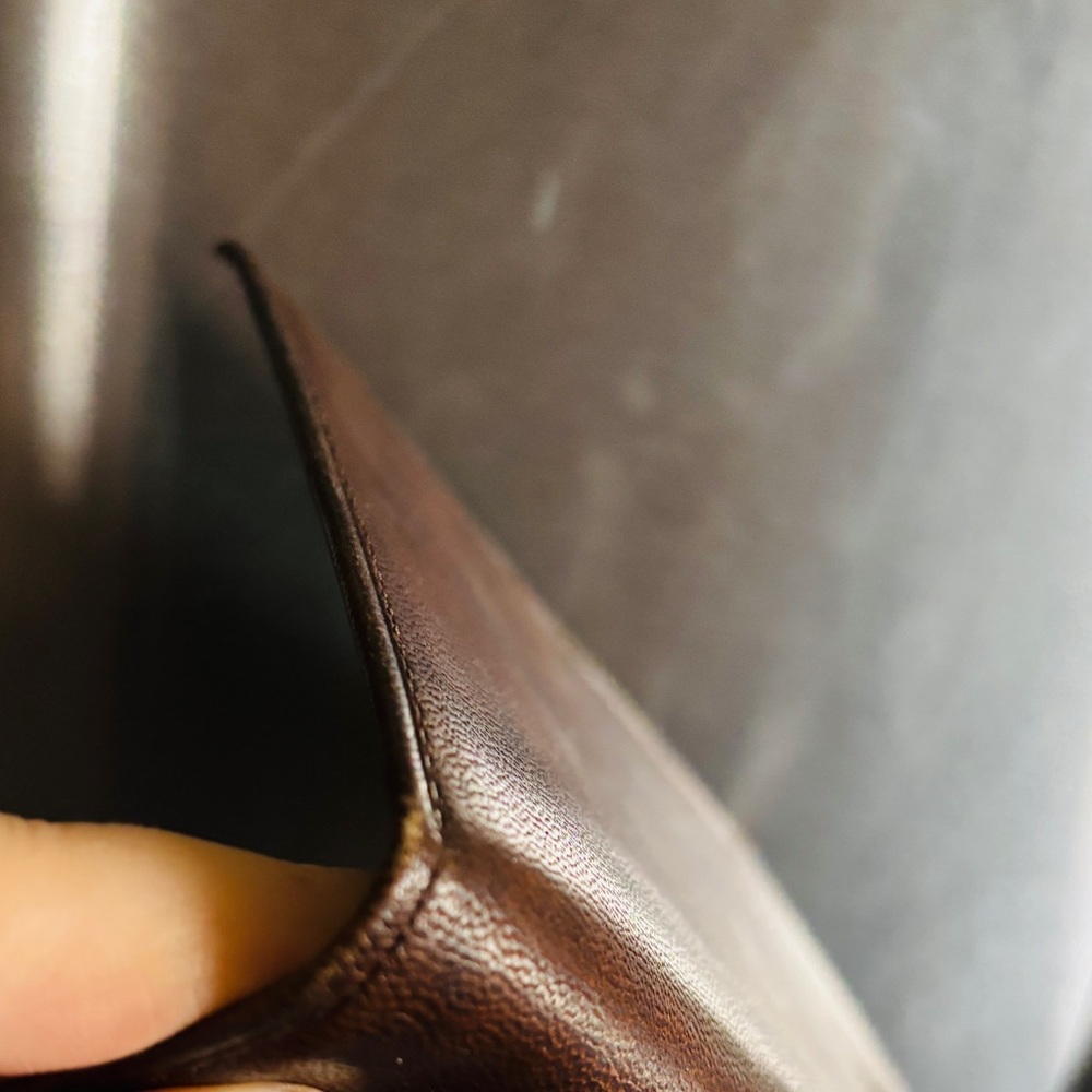 "AMITY COWHIDE" branding visible, this item is a vintage brown leather wallet - Picture 5 of 7